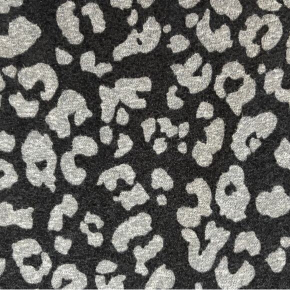 Old Navy Gray Cheetah Print V-Neck Sweater Womens Size M - Picture 2 of 7